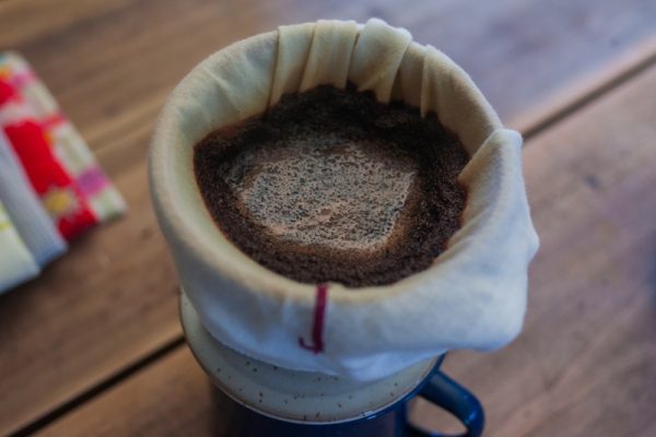 درست کردن قهوه بدون قهوه ساز با دستمال آشپرخانه