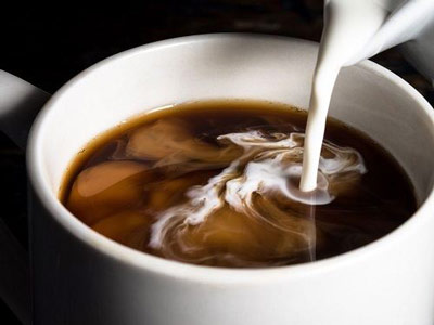اضافه کردن شیر به قهوه